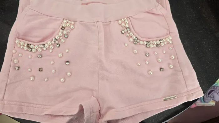SHORT COM APLIQIES DE PÉROLA E STRASS