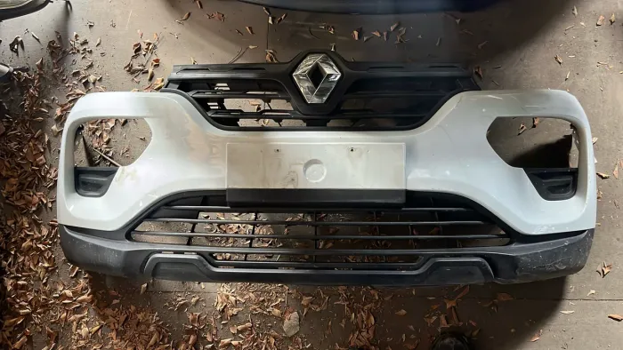 W pára-choque dianteiro do Kwid 2023