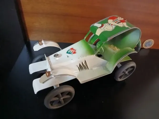 carro antigo de metal do fluminese - antiguidade