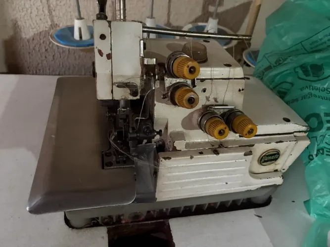 Máquina de costura overloque