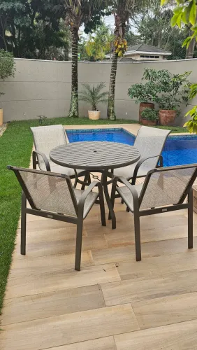 Mesa e cadeiras de jardim
