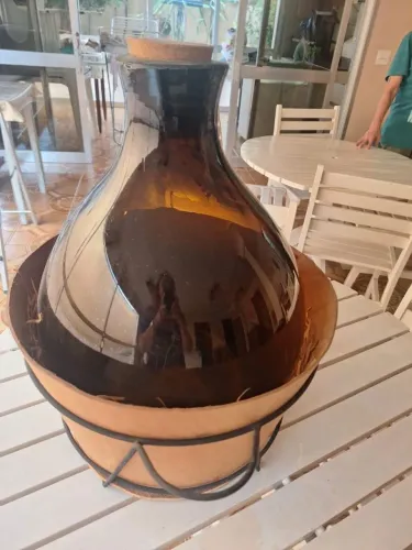 CESTO COM ARMAÇÃO EM FERRO E MADEIRA E GARRAFÃO ORNAMENTAL , VINTAGE , PARA AMBIENTES !