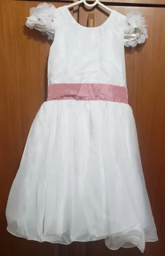Kit com vestido de dama,  tiara/coroa decorada e cestinha para alianças. 
