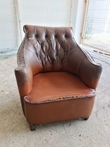 Poltrona antiga precisando de restauro.