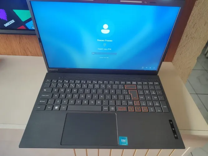 Notebook zerado com pouco tempo de uso.