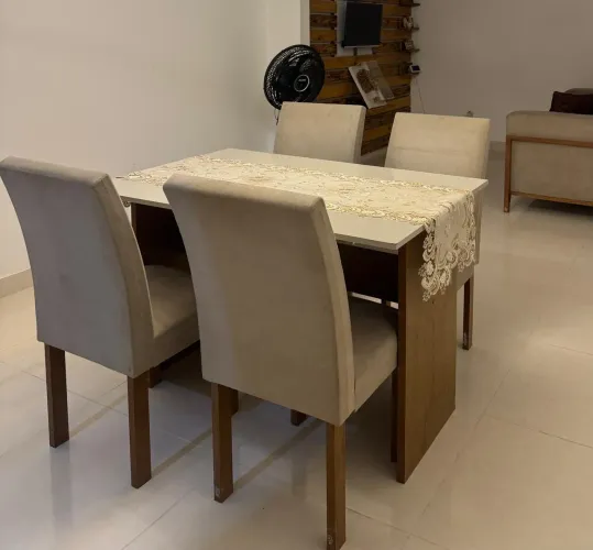MESA COM 4 CADEIRAS
