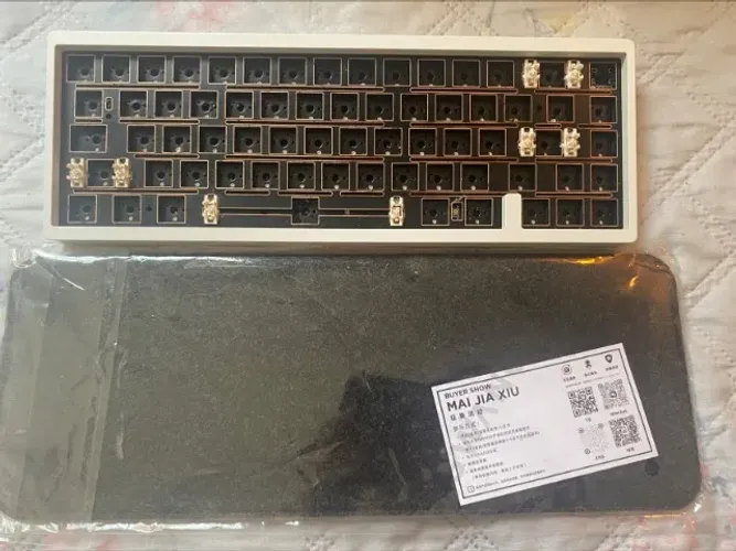 Base teclado de alumínio Lucky65 V2 branco/creme + pad
