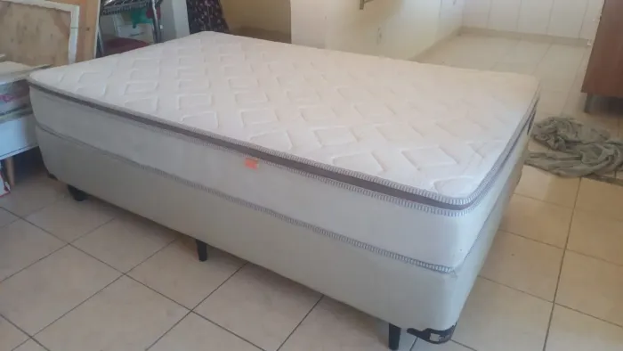 Cama de solteirão da marca euro colchões
