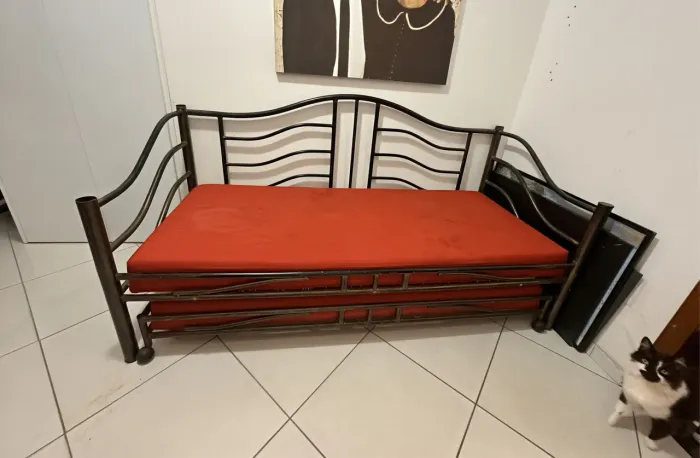 Sofá cama de ferro com cama auxiliar. 