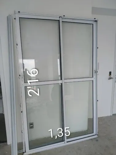 Porta balcão e de alumínio com vidro