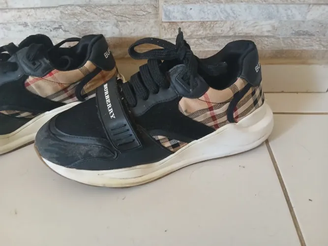 Tênis Burberry usado número 40