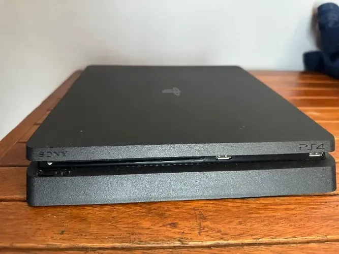 Vendo Playstation 4 1TB, 1 controle com FIFA 2019