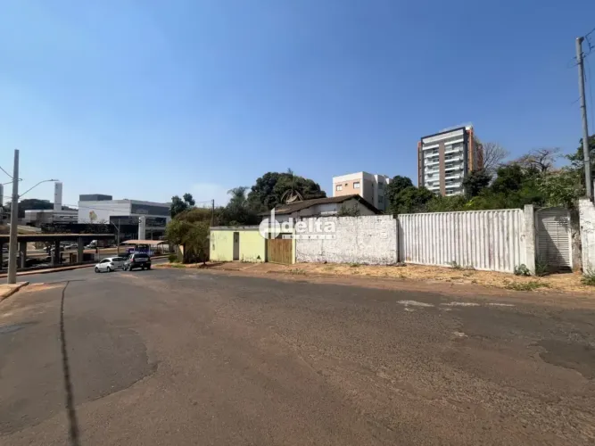 Terreno disponível para venda no bairro Santa Mônica em Uberlândia-MG.
