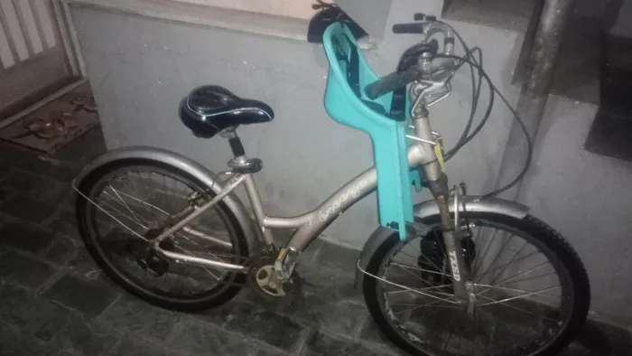 Bicicleta aro 26 funcionando com cadeirinha 680 reais retirada Curicica 