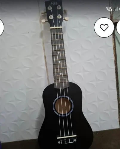 Vendo ukulele preto, soprano acompanha palhetas e uma capa