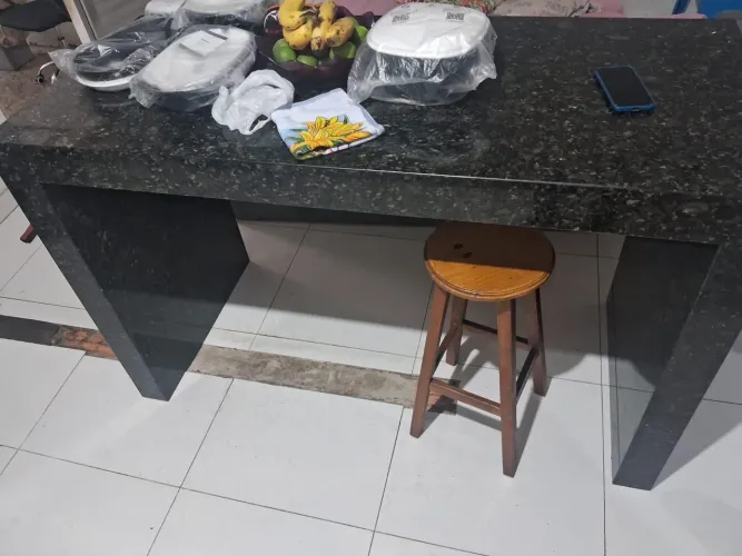 Mesa Granito Pé Duplo 4 banquetas de madeira