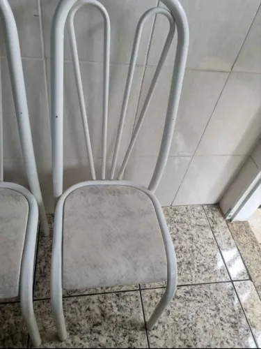 Mesa de mármore com 6 cadeiras