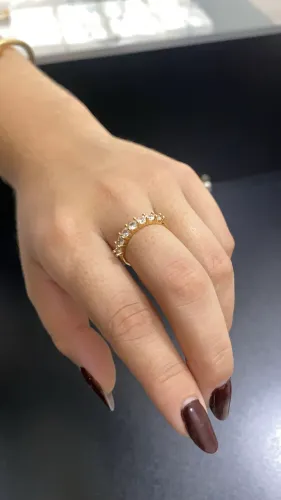 O Anel de Cristais Dourado que Faz Suas Mãos Brilharem