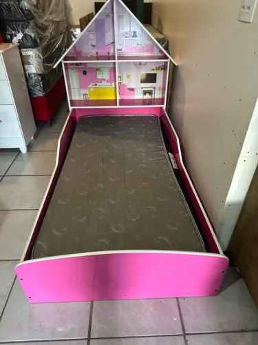 Cama Infantil Casinha Rosa com Colchão - Linda e Conservada