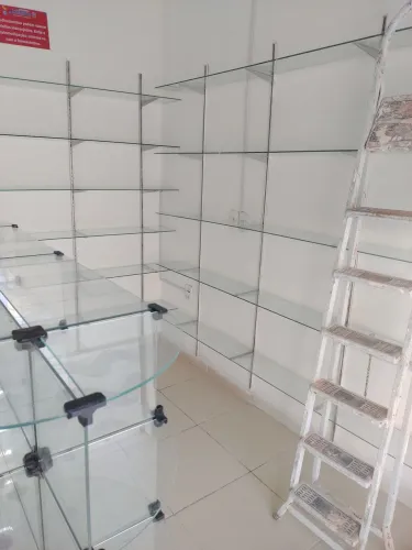 Vidro e pratilheira 