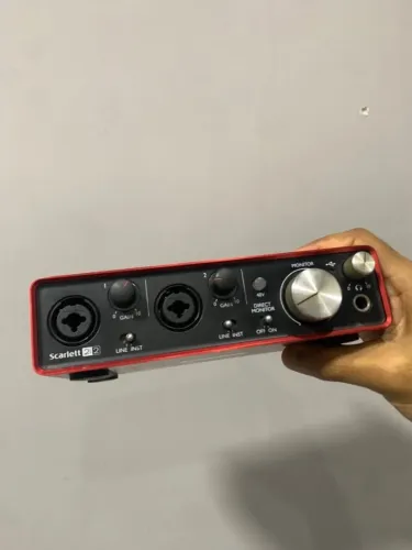 Interface Focusrite 2i2 + Microfone Scarlett