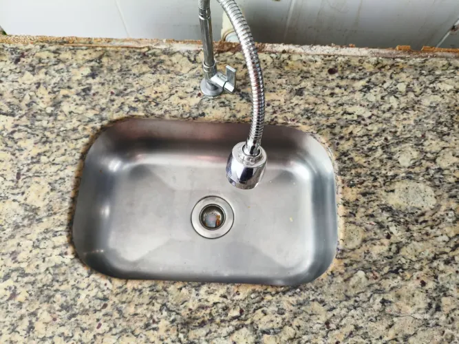 Pia de Granito 1,4metro com Cuba Inox + Torneira Flexível