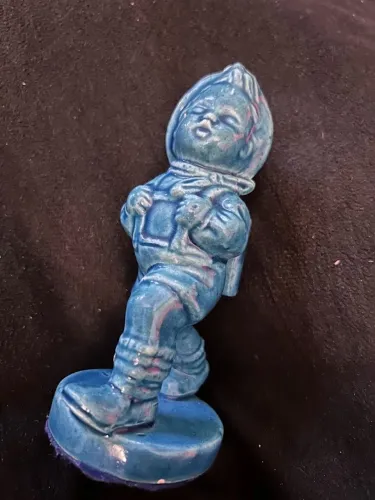 Escultura Decorativa Menino com Mochila, Cerâmica Esmaltada