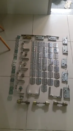 36 dobradiças + 10 maçanetas 8 fechaduras ( 150 tudo )