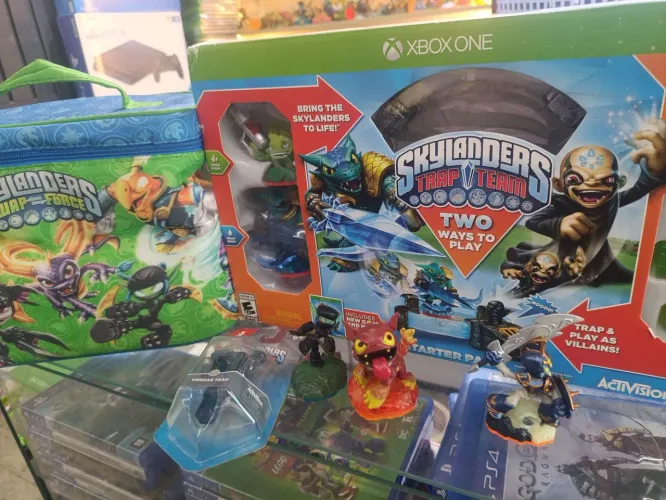 Skylander trap Team x box one + mochila + 3 bonecos e uma armadilha a + jogo lacrado