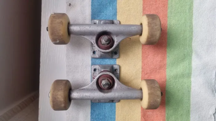 Kit 2 Trucks  + 4 rodas + 8 rolamentos  ( vendo ou troco shape longboard)