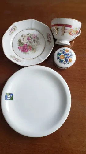 Quatro peças em porcelana Smith