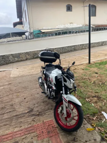 Cb Twister 250 ano 2022 com os acessórios