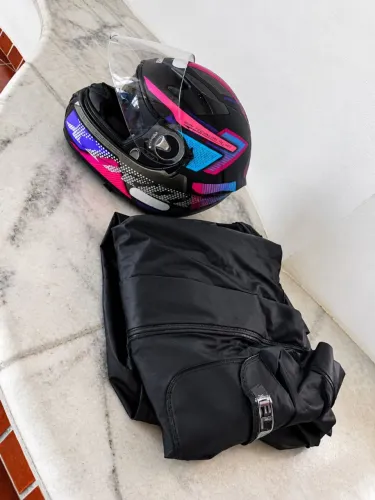 Capacete com óculos solar interno + capa de chuva P R$300