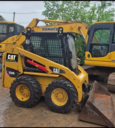 Mini Carregadeira Caterpillar 226B3 cabinada 