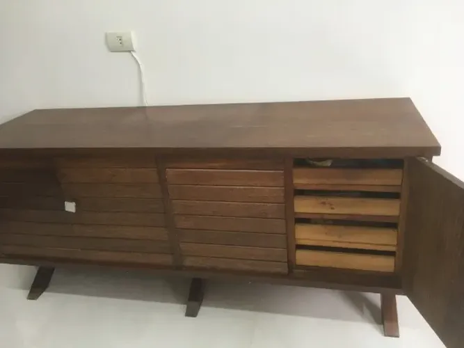 Buffet e mesa antigos com 50 anos madeira nobre vinhático
