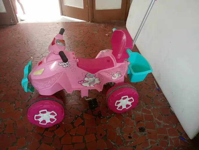 Quadriciclo com Haste para manusear e com pedal