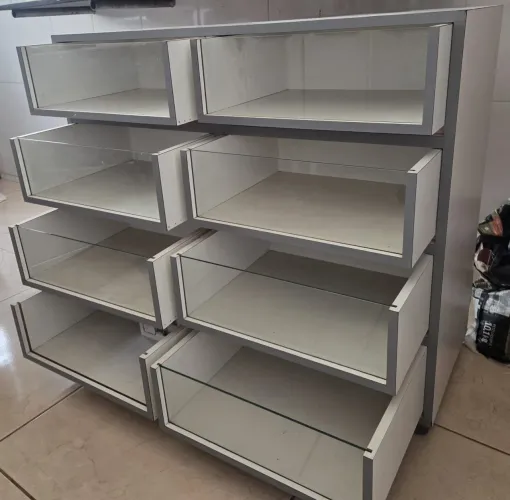 Armarinho com gavetas de vidro