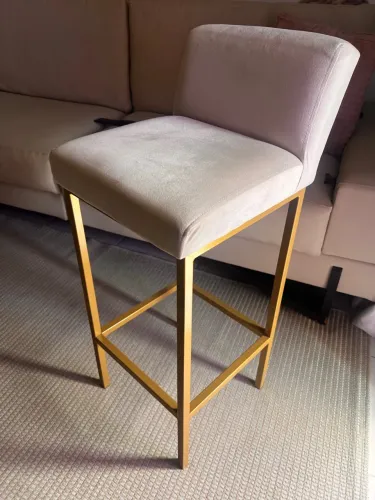 Banqueta alta estofado bege e metal dourado 
