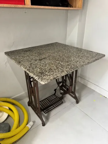 Mesa vintage com base de máquina de costura antiga Vigorelli e tampo de pedra