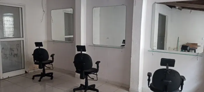 Vendo espelhos para salão ou barbearia com prateleira em vidro