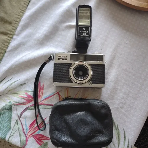 Câmera antiga Fujica Half com capa de couro original