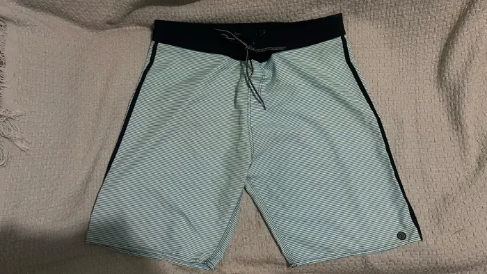 short masculino listrado azul e branco