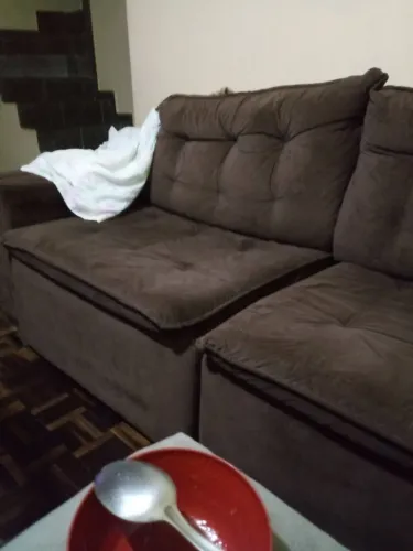 Sofa 2 lugares marron tecido não reclinavel so puxa o assento é de encaixes
