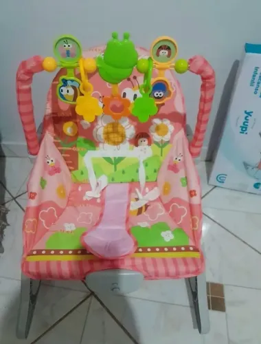 Cadeirinha de descanso e balanço musical para bebês
