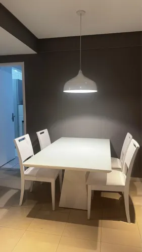 Mesa de jantar sofisticada - 4 cadeiras.