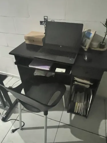 Escrivaninha e cadeira