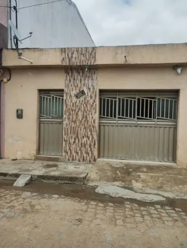 Vende-se casa localizada na redenção .
