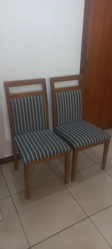 Cadeira de jantar em madeira