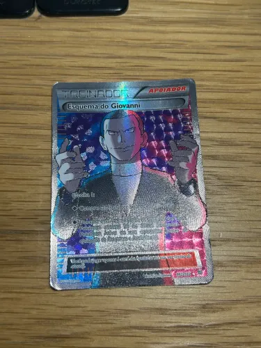 Carta Pokémon ?Esquema do Giovani? Ultra Rara (edição 2015)