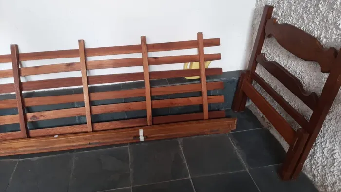Cama de sucupira de solteiro com colchão